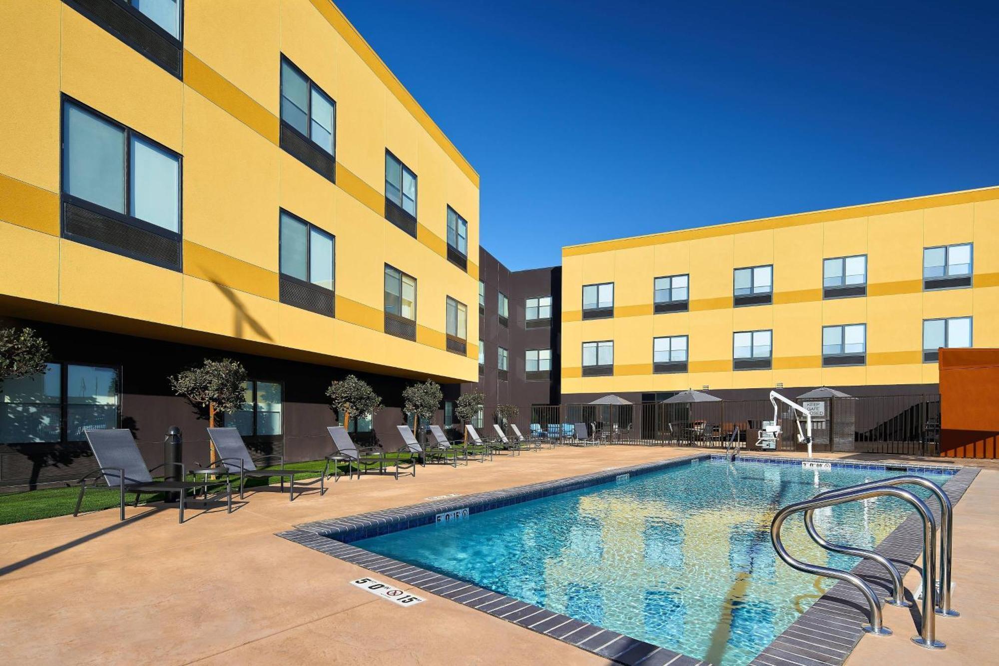 Fairfield Inn & Suites By Marriott Fresno Yosemite International Airport Bagian luar foto